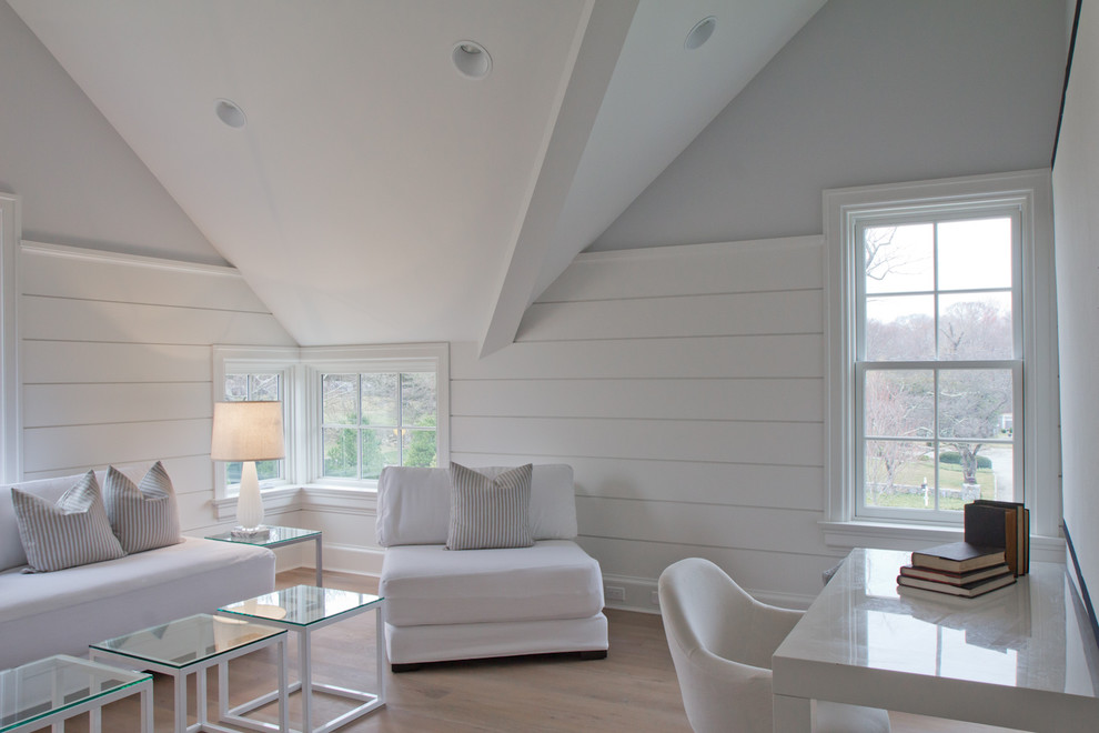 Mittelgroßes Landhaus Wohnzimmer ohne Kamin mit weißer Wandfarbe und hellem Holzboden in New York