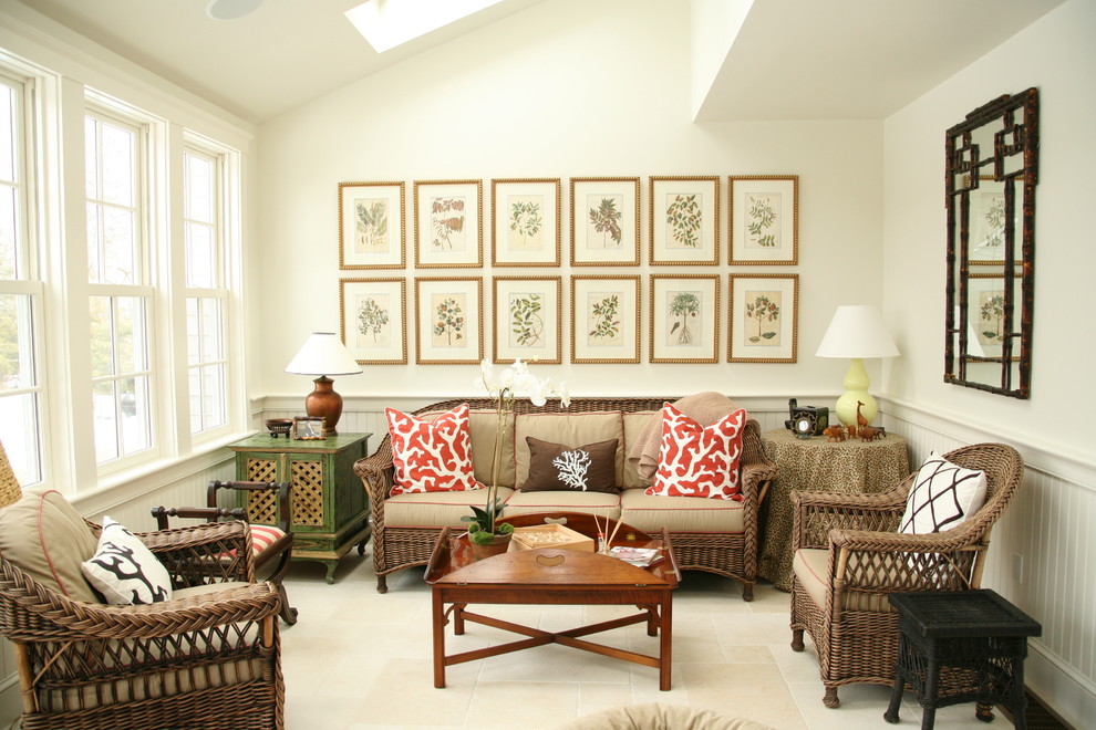 На фото: открытая гостиная комната среднего размера в викторианском стиле с белыми стенами и ковровым покрытием без телевизора