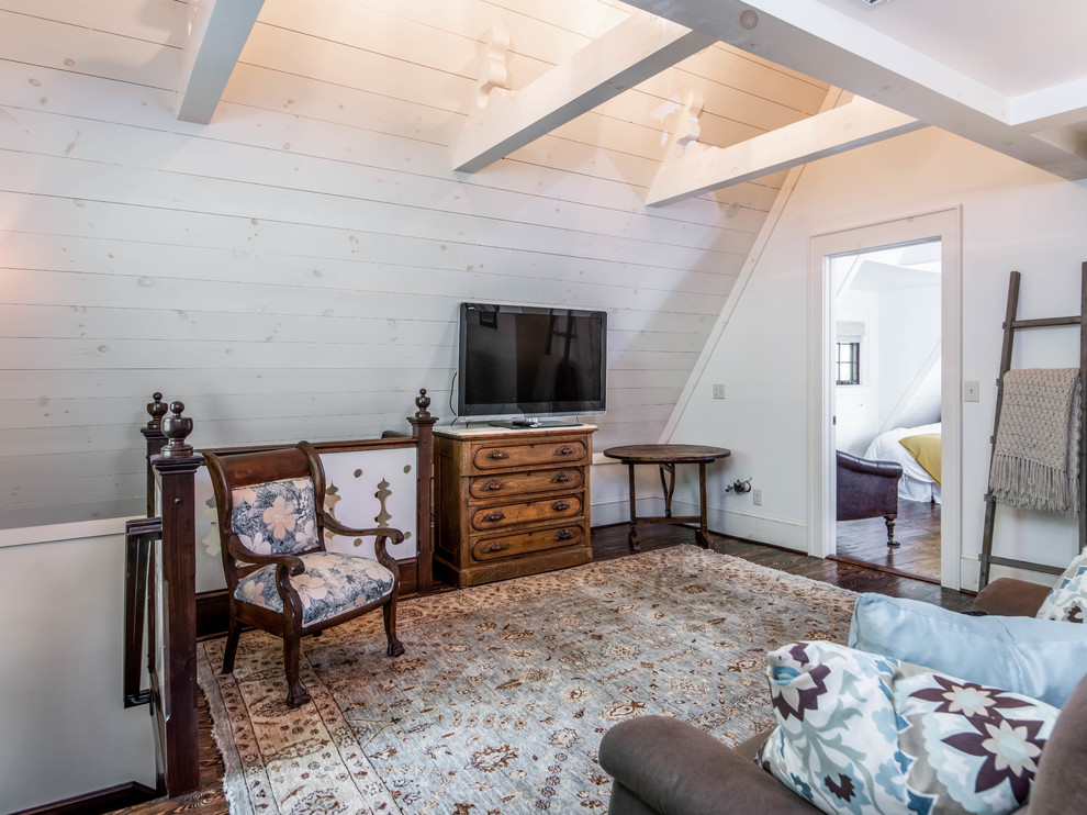 Imagen de sala de estar cerrada campestre de tamaño medio sin chimenea con paredes blancas, suelo de madera oscura, televisor independiente y suelo marrón