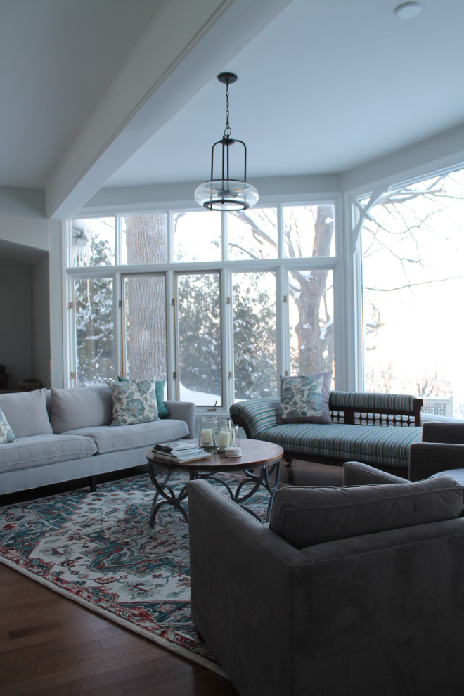 Diseño de sala de estar cerrada clásica de tamaño medio con paredes azules y suelo de madera en tonos medios