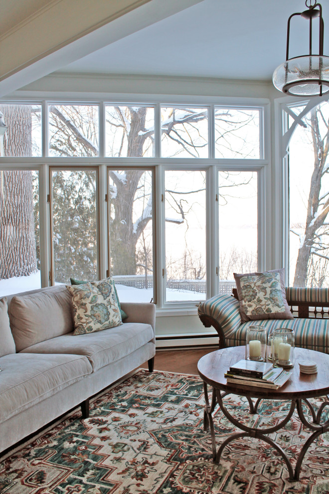 Imagen de sala de estar cerrada tradicional de tamaño medio con paredes azules y suelo de madera en tonos medios