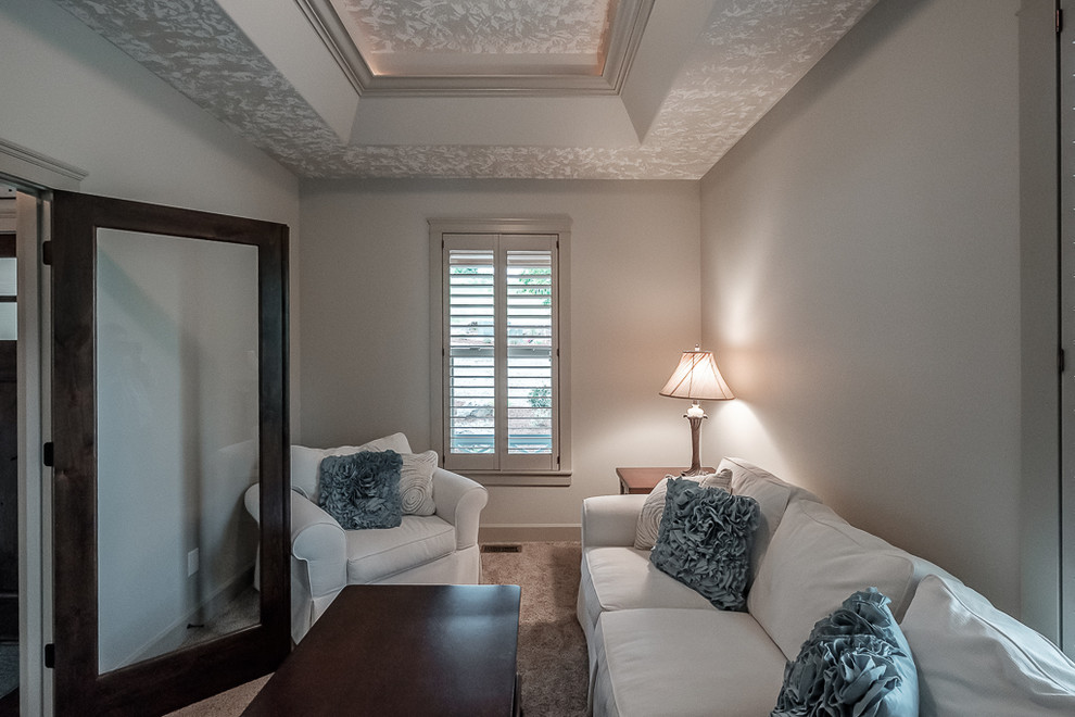 Стильный дизайн: изолированная гостиная комната среднего размера в классическом стиле с бежевыми стенами, ковровым покрытием и бежевым полом - последний тренд