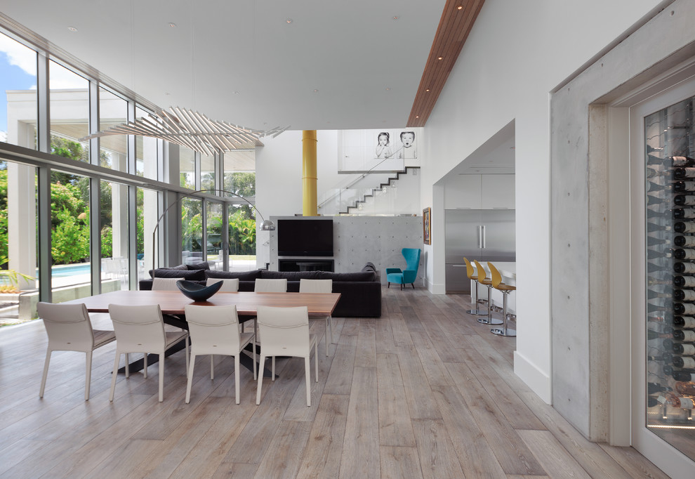 Immagine di un ampio soggiorno minimal aperto con angolo bar e pavimento in legno massello medio
