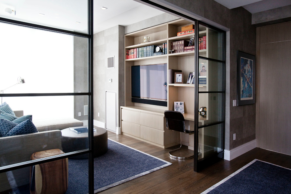 Idee per un soggiorno design chiuso con libreria, TV a parete e tappeto