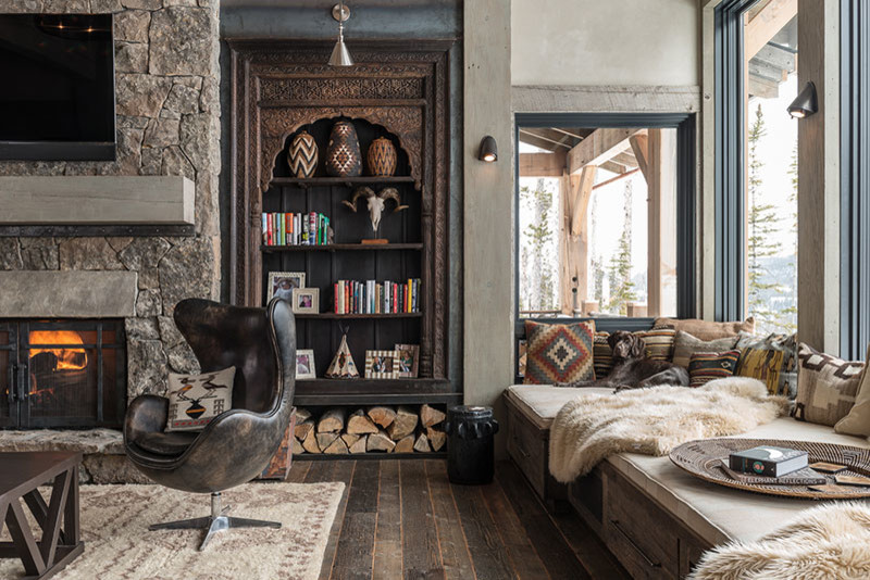 Mittelgroße, Fernseherlose, Offene Mediterrane Bibliothek mit grauer Wandfarbe, dunklem Holzboden, Kamin und Kaminumrandung aus Stein in Sonstige