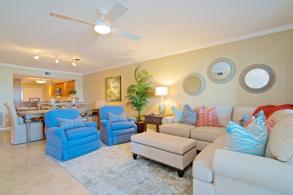 Foto di un soggiorno stile marinaro di medie dimensioni e aperto con pareti beige e pavimento in travertino