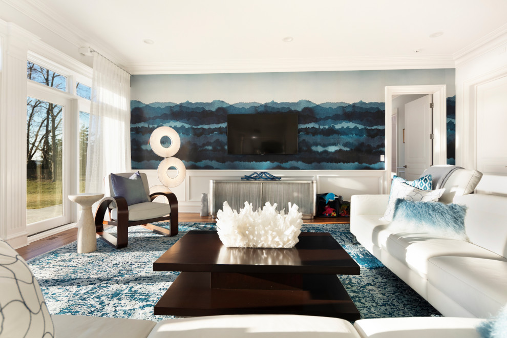 Immagine di un grande soggiorno stile marino aperto con pareti bianche, pavimento in legno massello medio, nessun camino, TV a parete e pavimento marrone