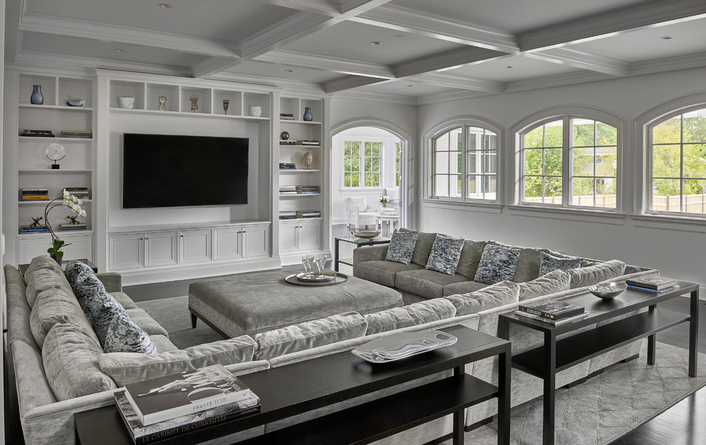 Imagen de sala de estar abierta mediterránea con paredes blancas, suelo de madera oscura, televisor colgado en la pared y suelo marrón