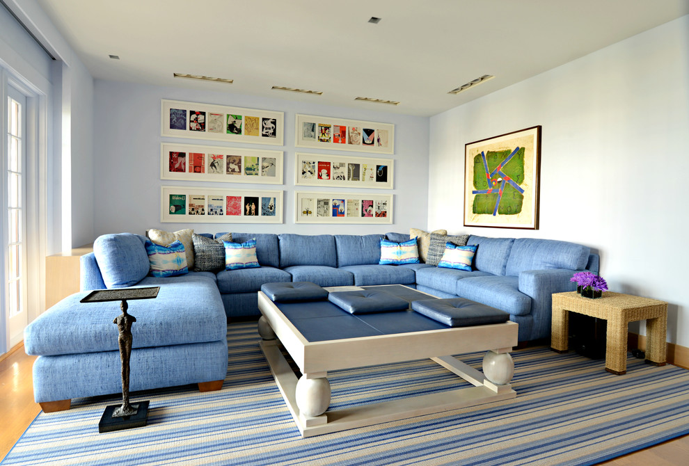 Imagen de sala de estar cerrada marinera de tamaño medio con paredes azules y suelo de madera clara