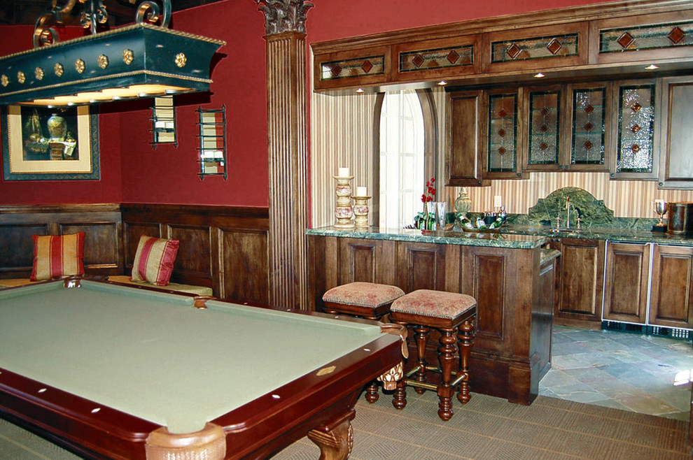 Immagine di un grande soggiorno classico chiuso con sala giochi, pareti rosse, moquette, nessun camino, nessuna TV e pavimento marrone