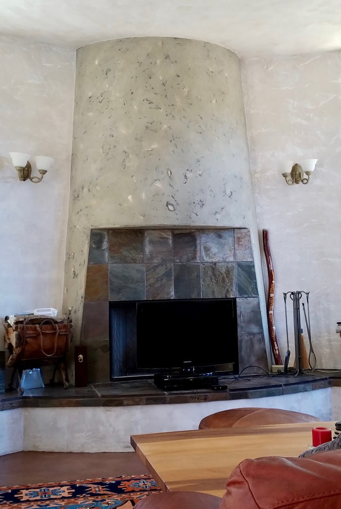 Idées déco pour une salle de séjour méditerranéenne de taille moyenne et ouverte avec un mur beige, un sol en bois brun, une cheminée standard, un manteau de cheminée en bois, aucun téléviseur et un sol marron.
