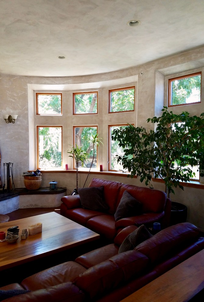 Cette photo montre une salle de séjour méditerranéenne de taille moyenne et ouverte avec un mur beige, un sol en bois brun, un sol marron, un manteau de cheminée en bois, aucun téléviseur et une cheminée standard.
