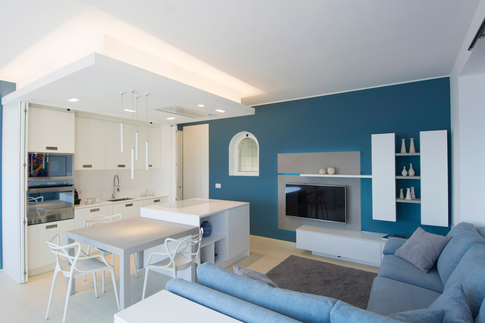 Идея дизайна: открытая гостиная комната среднего размера в средиземноморском стиле с белыми стенами, светлым паркетным полом и телевизором на стене