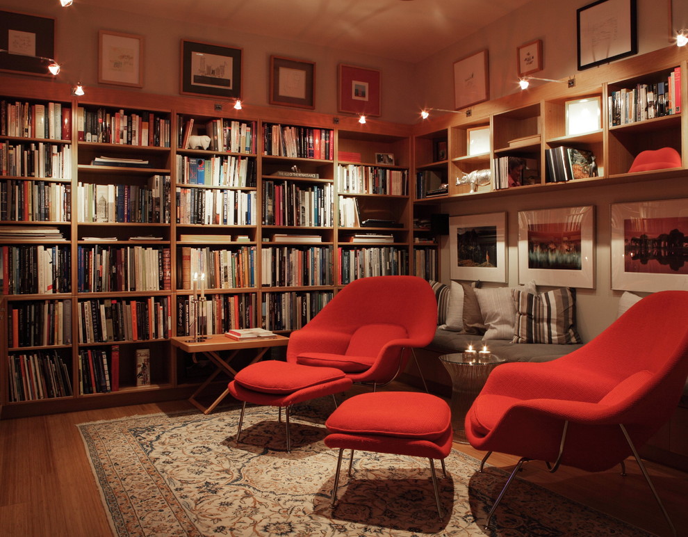 Mittelgroße, Abgetrennte Moderne Bibliothek ohne Kamin mit braunem Holzboden, TV-Wand, beiger Wandfarbe und braunem Boden in Austin