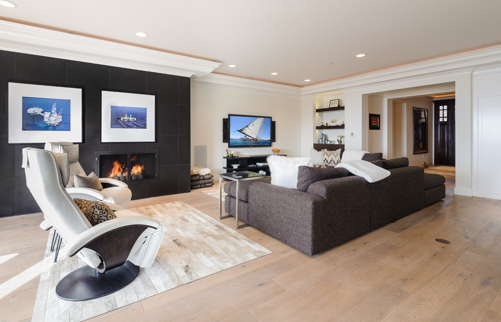 Esempio di un soggiorno contemporaneo di medie dimensioni e aperto con pareti bianche, pavimento in legno massello medio, nessun camino e TV a parete