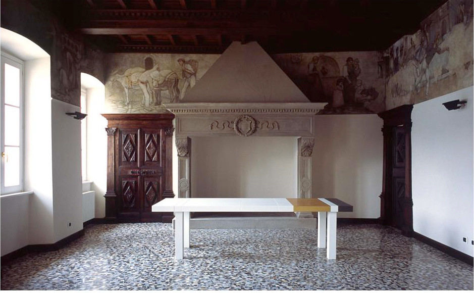 Immagine di un soggiorno bohémian di medie dimensioni con pavimento in marmo, camino classico, cornice del camino in pietra e pavimento multicolore