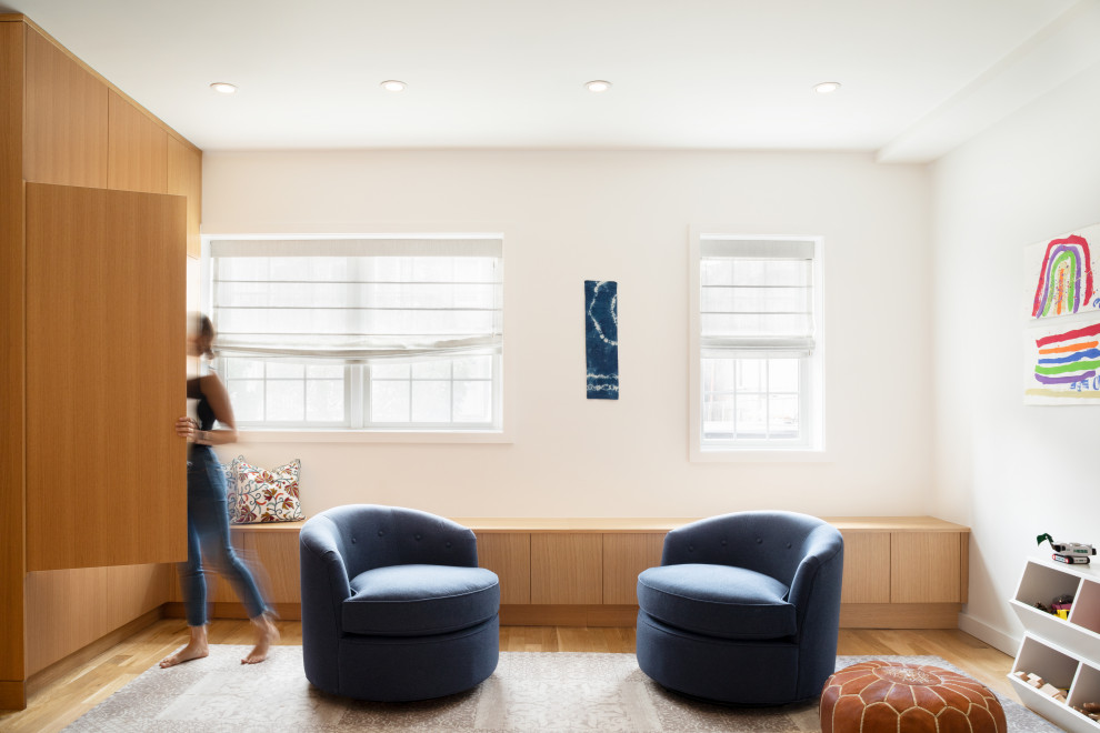 Immagine di un soggiorno minimal di medie dimensioni e chiuso con pareti bianche, pavimento in legno massello medio, sala giochi e pavimento beige