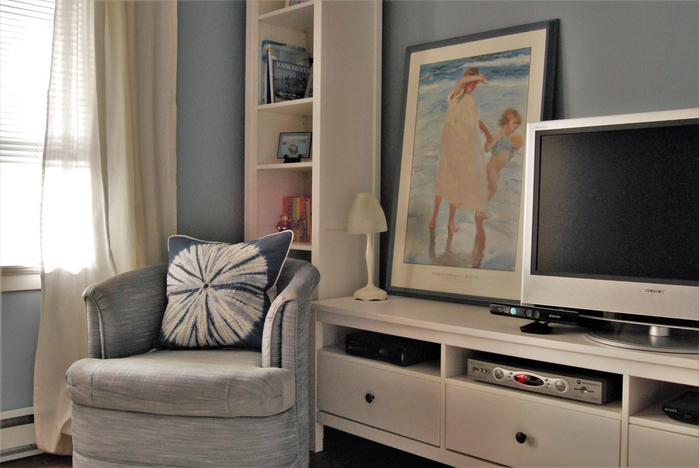 Idee per un piccolo soggiorno contemporaneo chiuso con pareti blu, pavimento in vinile, TV autoportante e pavimento marrone
