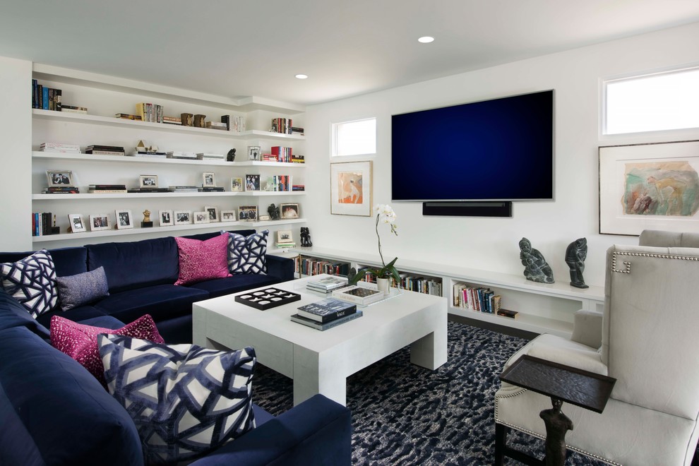 Idee per un soggiorno design chiuso e di medie dimensioni con pareti bianche, TV a parete, parquet scuro e pavimento marrone