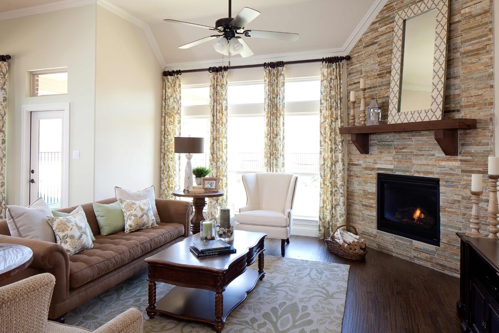 Foto de sala de estar clásica con paredes beige, suelo de madera oscura, chimenea de esquina y marco de chimenea de piedra