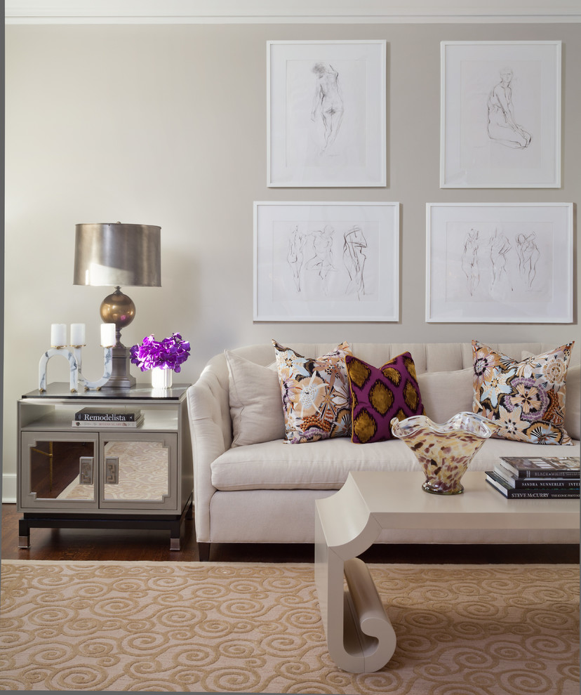 Mittelgroßes, Offenes Klassisches Wohnzimmer mit beiger Wandfarbe, braunem Holzboden und braunem Boden in Denver