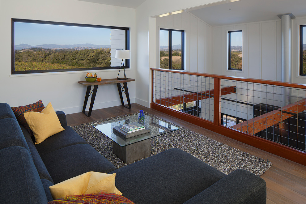 Mittelgroßes Country Wohnzimmer im Loft-Stil mit weißer Wandfarbe und braunem Holzboden in San Francisco