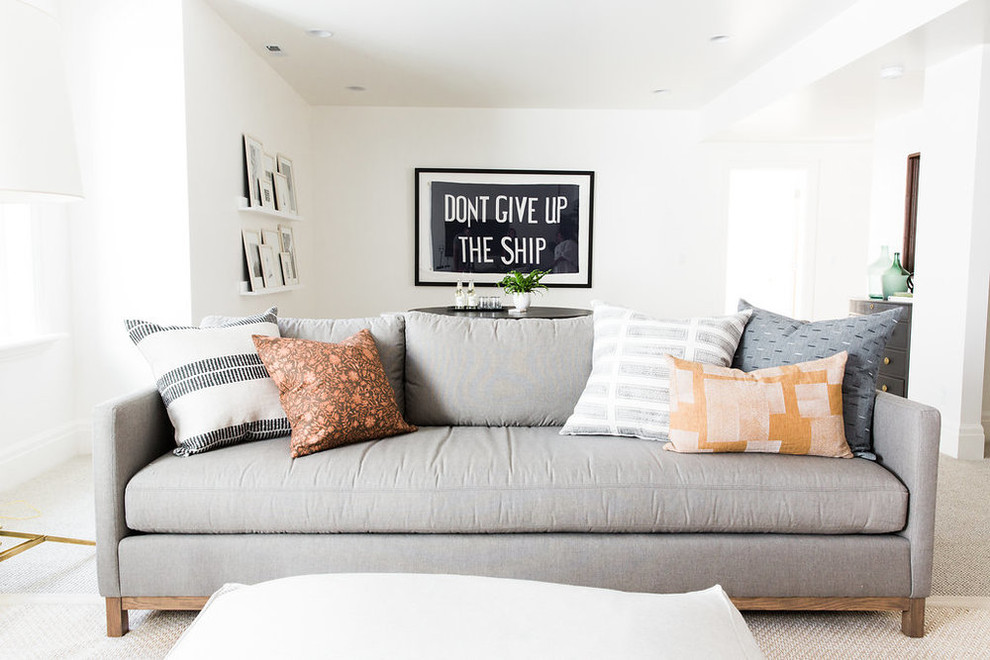 Foto de sala de estar abierta tradicional renovada de tamaño medio con paredes blancas, moqueta, televisor colgado en la pared y suelo beige
