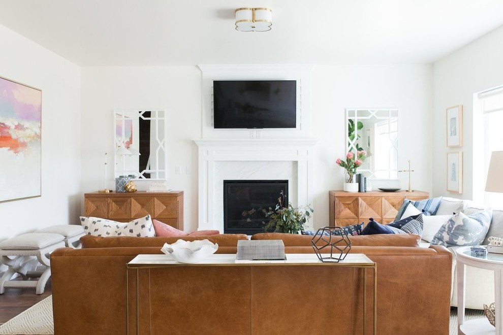 Foto de sala de estar abierta tradicional renovada de tamaño medio con paredes blancas, suelo de madera en tonos medios, todas las chimeneas, marco de chimenea de piedra y televisor colgado en la pared
