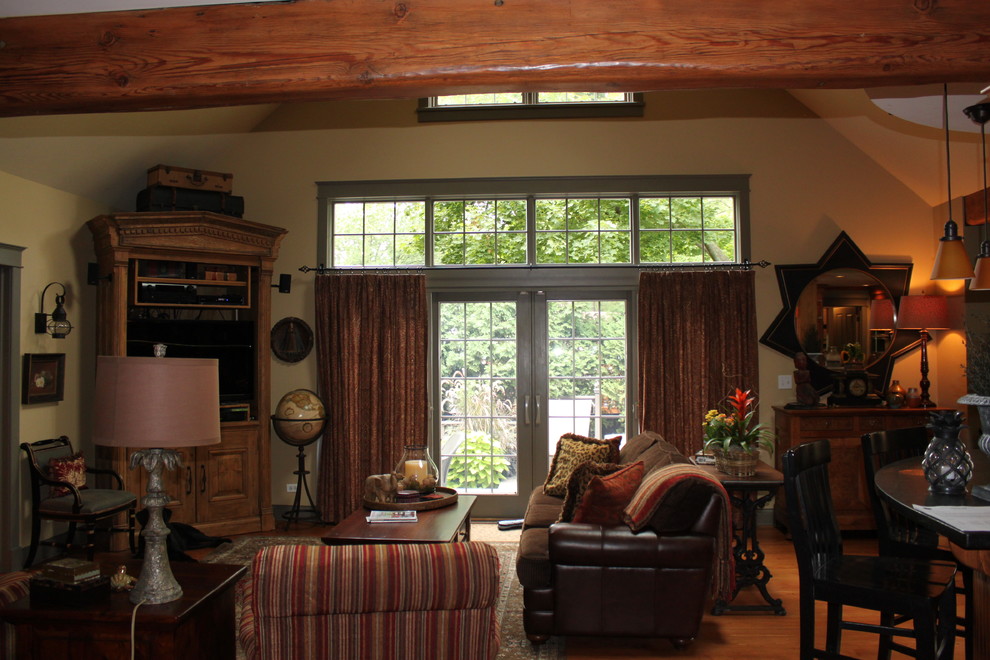 Exempel på ett stort rustikt allrum med öppen planlösning, med beige väggar, mellanmörkt trägolv och TV i ett hörn