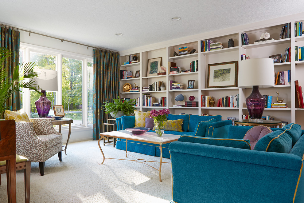 Foto de sala de estar con biblioteca abierta ecléctica de tamaño medio sin chimenea y televisor con paredes blancas y moqueta