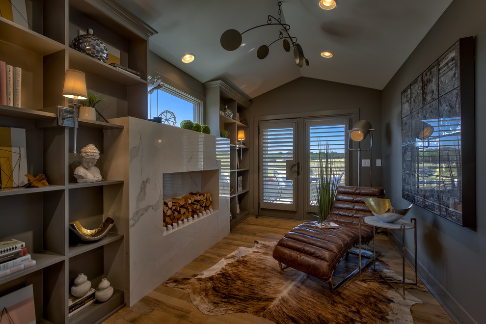 Diseño de sala de estar con biblioteca actual de tamaño medio con paredes grises y suelo de madera en tonos medios
