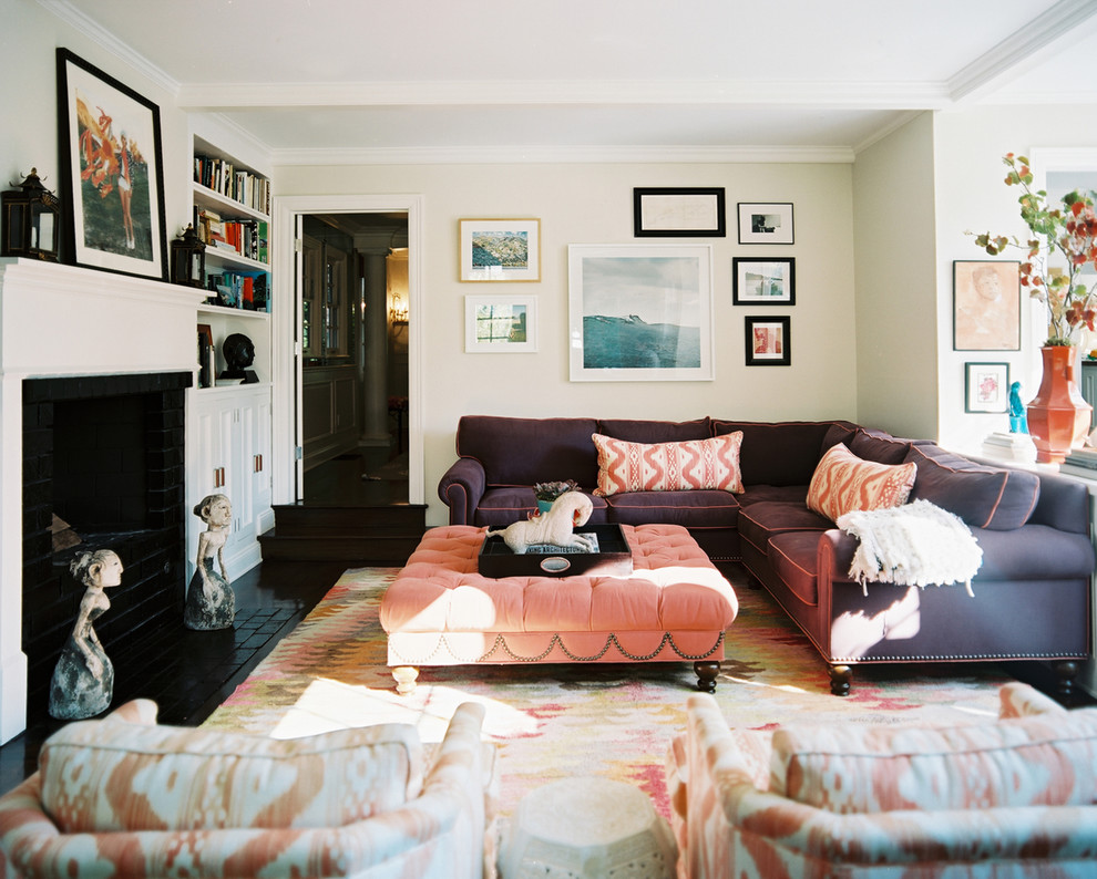 Immagine di un soggiorno bohémian con pareti beige, camino classico e nessuna TV