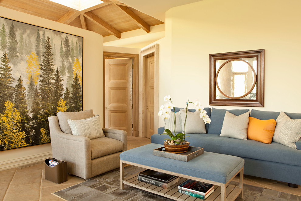 Свежая идея для дизайна: изолированная гостиная комната в современном стиле с бежевыми стенами и ковром на полу - отличное фото интерьера