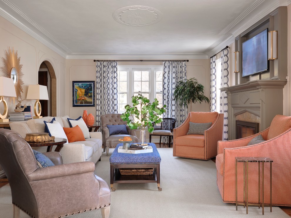 Großes, Abgetrenntes Klassisches Wohnzimmer mit beiger Wandfarbe, Kamin, TV-Wand, braunem Holzboden und Kaminumrandung aus Stein in St. Louis