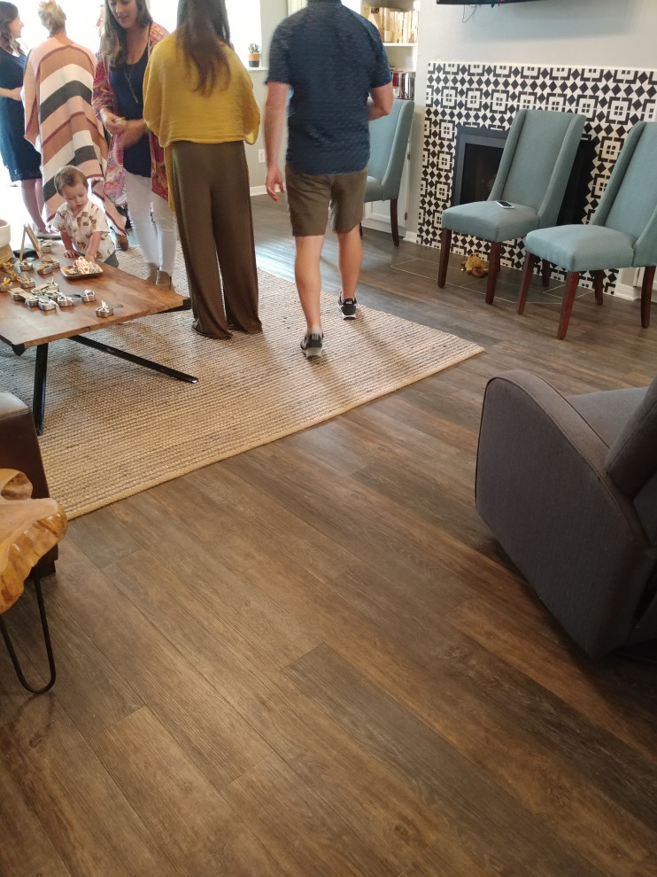 Esempio di un soggiorno tradizionale di medie dimensioni e aperto con pavimento in vinile e pavimento marrone