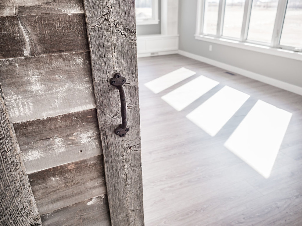 Mittelgroßes, Abgetrenntes Shabby-Look Wohnzimmer mit grauer Wandfarbe, Vinylboden, Kamin, Kaminumrandung aus Backstein und grauem Boden in Edmonton