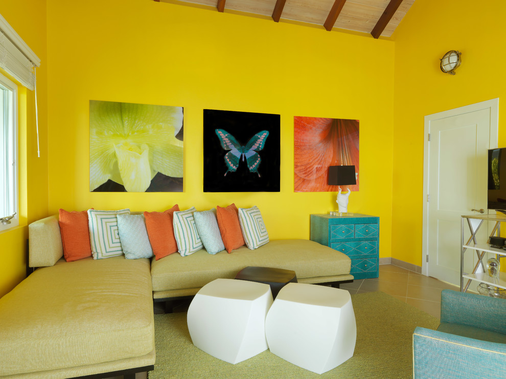 Idee per un soggiorno minimalista di medie dimensioni e chiuso con pareti gialle e TV autoportante