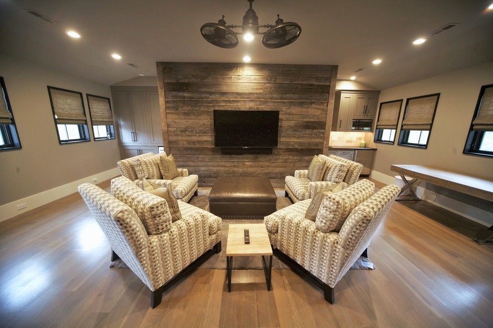 Mittelgroßes, Offenes Landhausstil Wohnzimmer ohne Kamin mit brauner Wandfarbe, braunem Holzboden und TV-Wand in Dallas