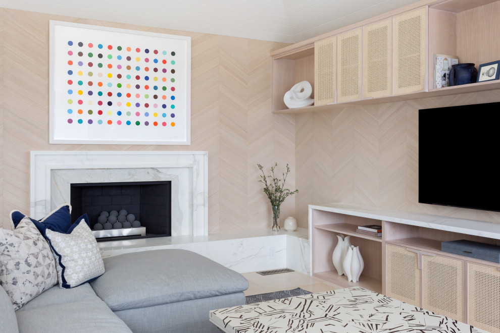 Foto de sala de estar contemporánea de tamaño medio con paredes beige, papel pintado, chimenea lineal, marco de chimenea de piedra y televisor colgado en la pared