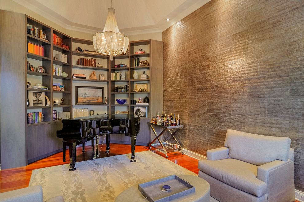 Imagen de sala de estar con rincón musical clásica renovada con paredes marrones y suelo de madera en tonos medios