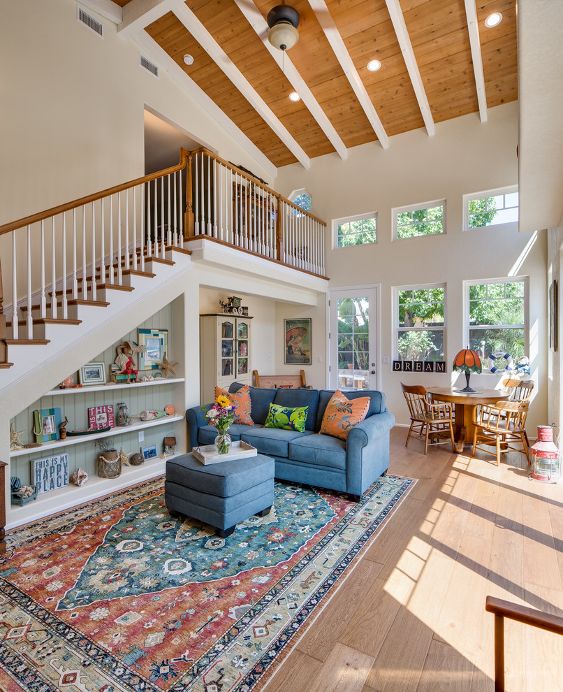 Immagine di un grande soggiorno classico aperto con pareti beige e pavimento in legno massello medio
