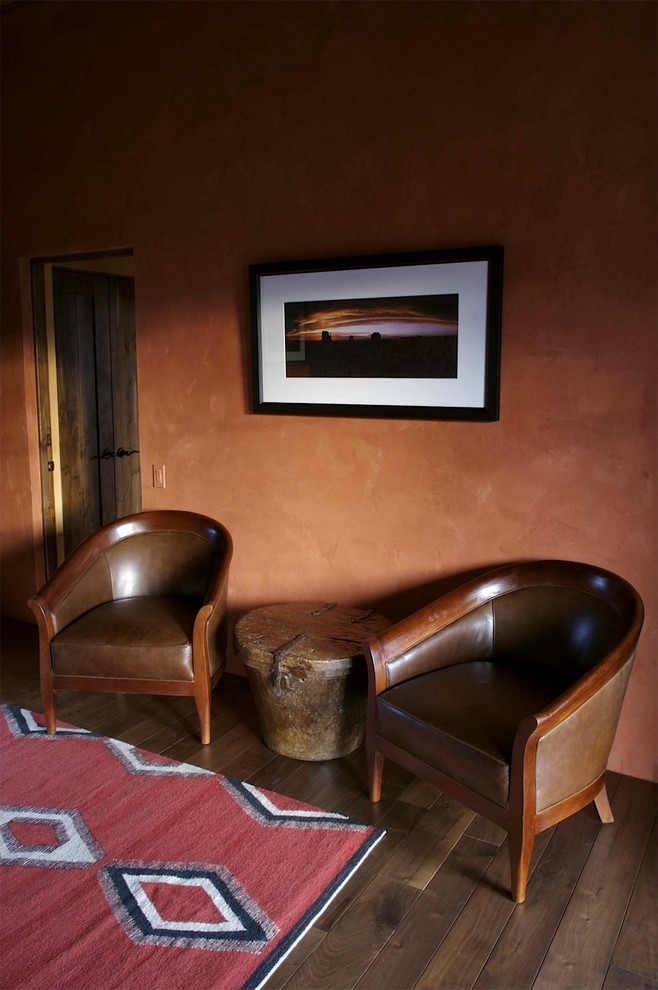 Mittelgroßes, Offenes Mediterranes Wohnzimmer mit oranger Wandfarbe, Travertin und Tunnelkamin in Orange County