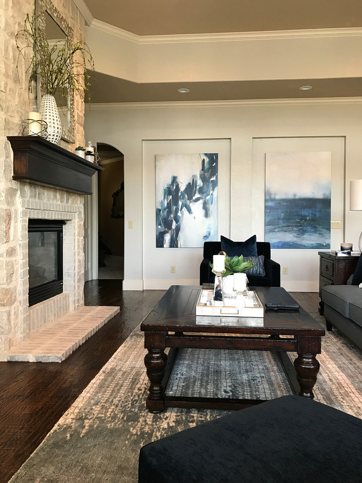 Großes, Offenes Modernes Wohnzimmer mit beiger Wandfarbe, braunem Holzboden, Kamin, Kaminumrandung aus Stein, Multimediawand und braunem Boden in Dallas