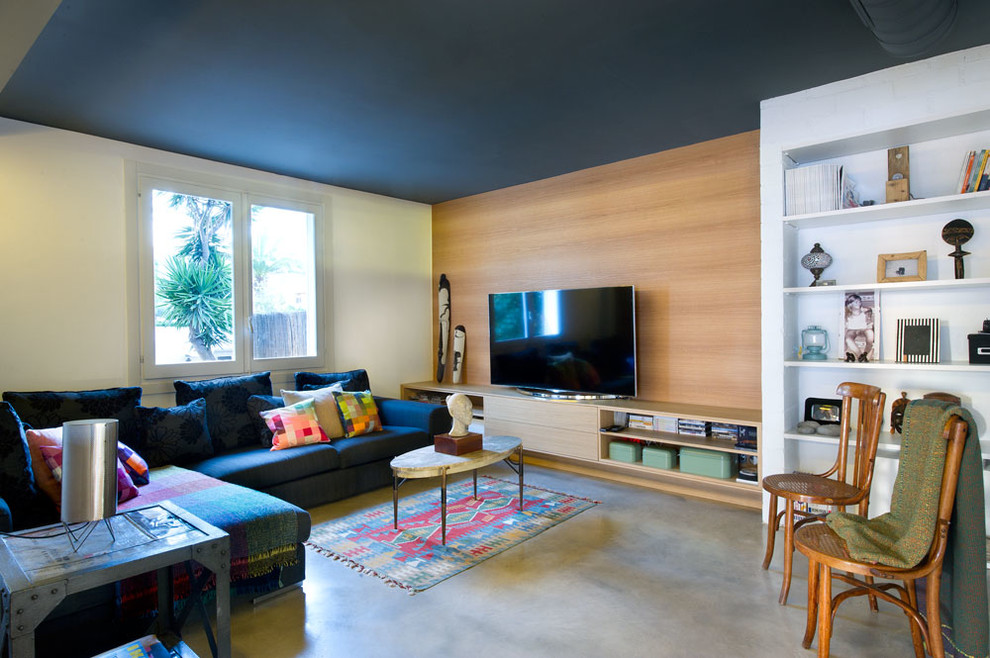 Ejemplo de sala de estar cerrada mediterránea de tamaño medio sin chimenea con paredes multicolor y pared multimedia