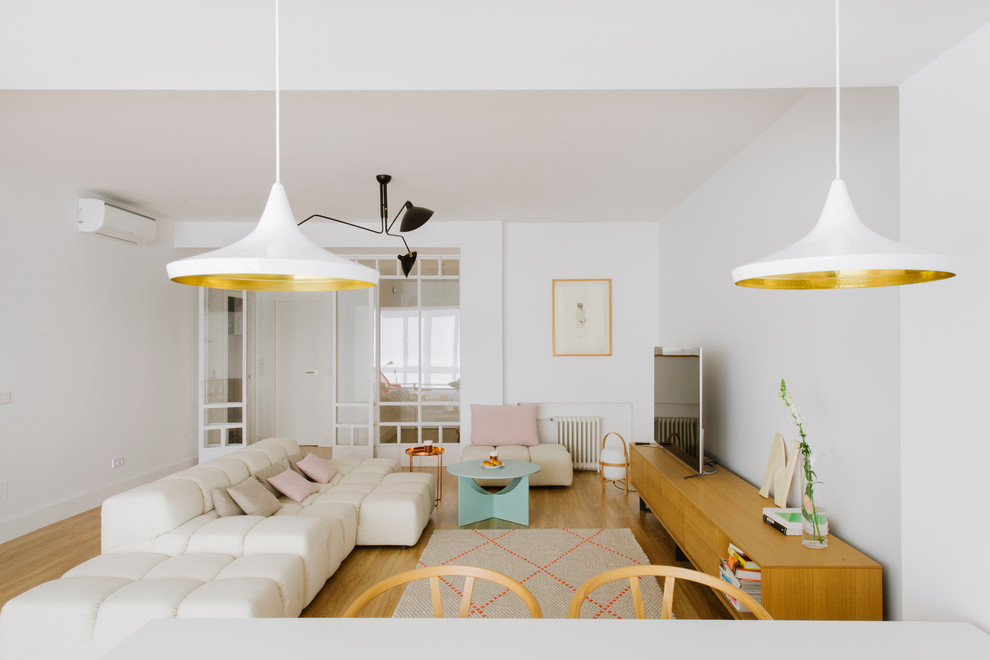 Foto di un grande soggiorno contemporaneo chiuso con pareti bianche, pavimento in legno massello medio, nessun camino e TV autoportante