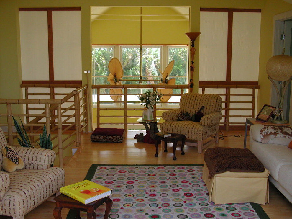 Exempel på ett mellanstort modernt allrum med öppen planlösning, med gula väggar och bambugolv