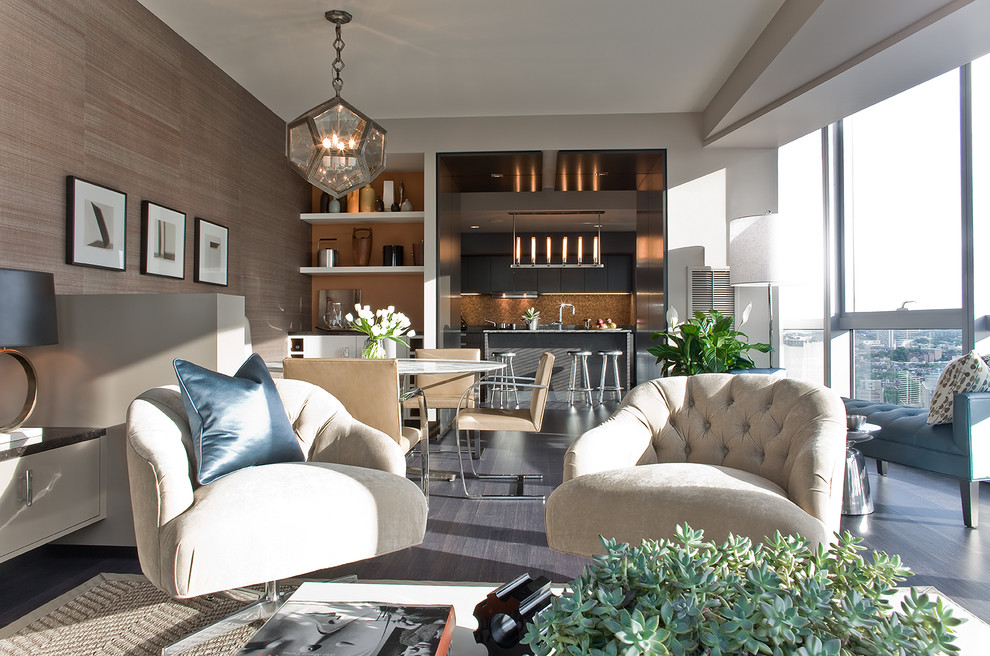 Modelo de sala de estar abierta contemporánea de tamaño medio con parades naranjas y suelo de madera oscura