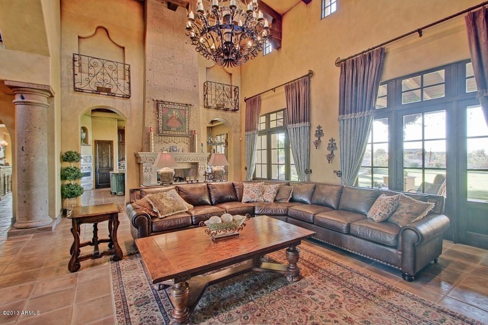 Imagen de sala de estar abierta mediterránea grande con paredes beige, suelo de baldosas de cerámica y todas las chimeneas