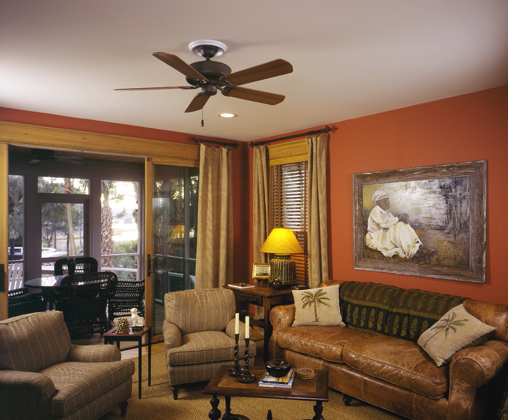 Cette image montre une salle de séjour traditionnelle avec un mur orange.