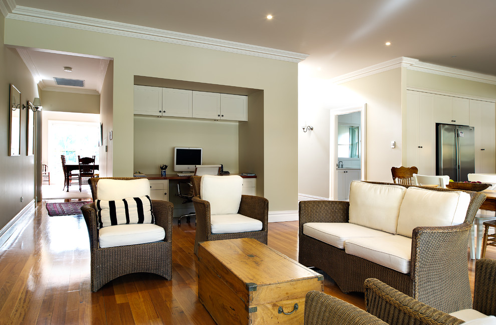 Ejemplo de sala de estar abierta contemporánea de tamaño medio con suelo de madera en tonos medios, todas las chimeneas, marco de chimenea de yeso y televisor independiente
